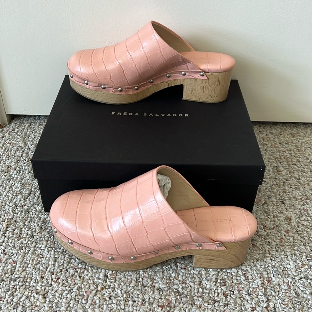 NWT Freda Salvador Samantha Clog in Peony Embossed Croc. Size 8.5